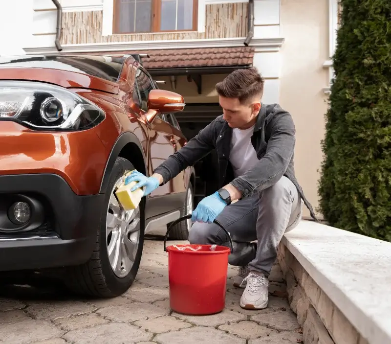 Lavage auto à domicile Faverois : professionnel intervenant sur un véhicule